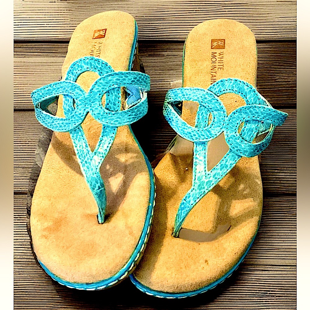 “WHITE MOUNTAIN” LEATHER SNAKE STAMPED CORK WEDGE THONG SANDLE EUC🩵